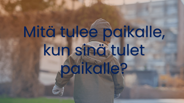 Pieni poika juoksee. Teksti mitä tulee paikalle, kun sinä tulet paikalle.