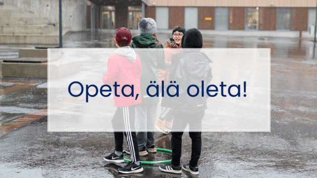 Lapsia koulun pihalla. Teksi: opeta, älä oleta. 