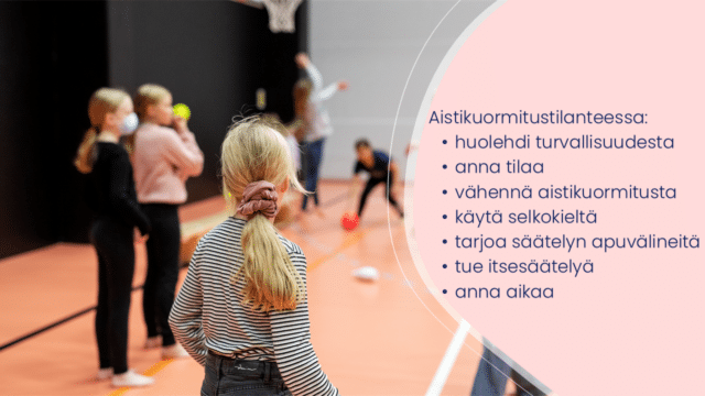 Oppilaita liikuntasalissa pelaamassa pallopeliä. Teksti: aistikuormitustilanteessa:  huolehdi turvallisuudesta  anna tilaa  vähennä aistikuormitusta  käytä selkokieltä  tarjoa säätelyn apuvälineitä  tue itsesäätelyä  anna aikaa 