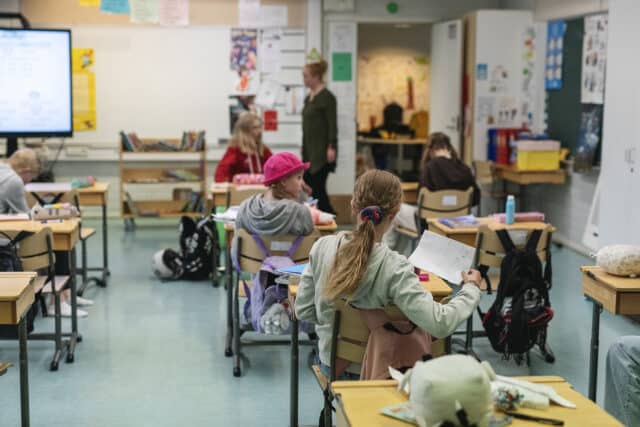 Kuva luokkahuoneesta, jossa lapsia ja opettaja.