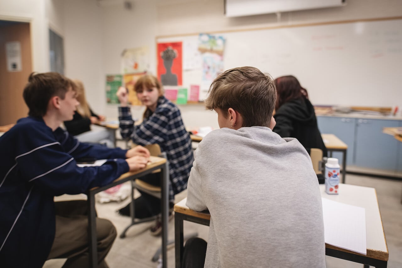 Yläkoululaisia luokassa.